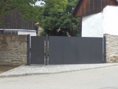 Matylda vychází ze statku