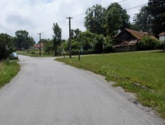 Autobus projíždí vesnicí