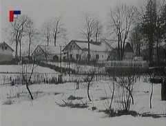 Autobus projíždí vesnicí