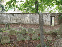 Novinář s básníkem na hřbitově