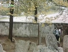 Novinář s básníkem na hřbitově