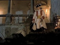 Poručík obchází zámek