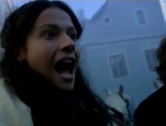 Fanoša koketuje s vojáky