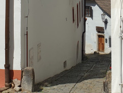 Žena utíká před vojáky