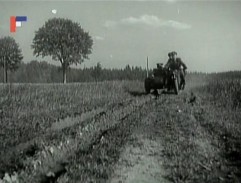 Policisté jedou k zámku