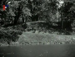 Policisté jedou do zámečku