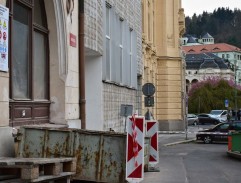 Před hotelem Morava