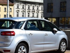 Novák s Bartáčkem před Grandhotelem