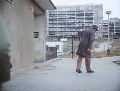 Pan Sovák hledá před domem ztracenou korunu