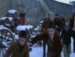 Lidé běží k povozu