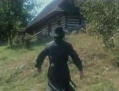 Jakubovič běží k domu