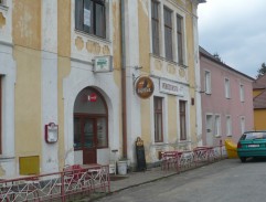 Váchovi před hotelem