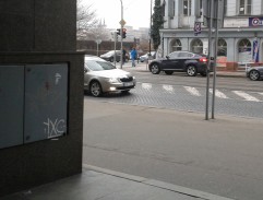 Před kavárnou Astra