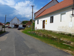 Před policejní stanicí