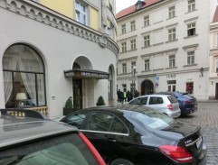 Před hotelem Veselka