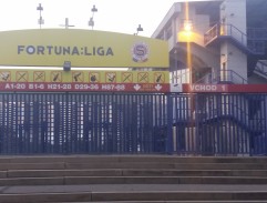 pred futbalovým štadiónom Sparty