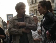 na zastávke električky