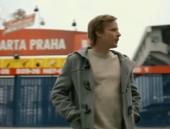 pred futbalovým štadiónom Sparty