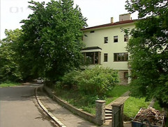 Před domem Koreňových