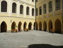 Kapitán Tronda na nádvoří zámku