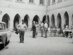 Kapitán Tronda na nádvoří zámku