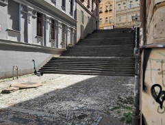 Policista na schodech