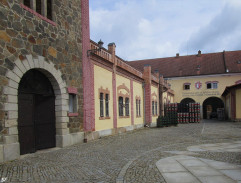 Radek nakládá pivo na povoz