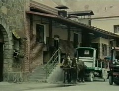 Radek nakládá pivo na povoz