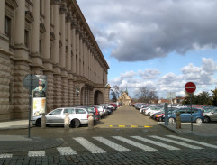 pred budovou ministerstva