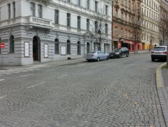 Před bydlištěm Mrázových