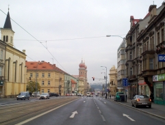 Ulice s věžičkami v pozadí