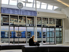 U jednoho z východů na peróny