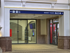 Prchající Jirka v dolní části haly vlakového nádraží