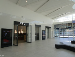 Vojáci před cedulemi s jízdními řády