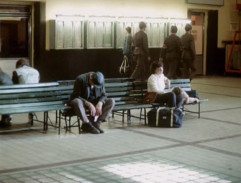 Vojáci před cedulemi s jízdními řády