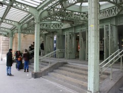 Na schodech u nádraží