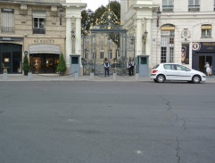 Kurýr před ministerstvem 