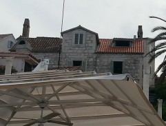 stará půda, kde je umístěné dělo