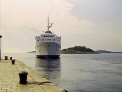 Loď se blíží ke břehu