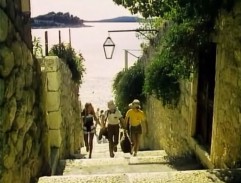 ulička k domu jejich tety