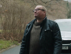 pred vchodom do policajnej školy