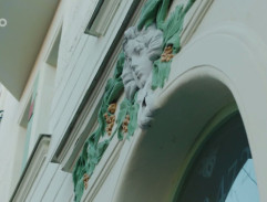 ornament nad vchodom domu