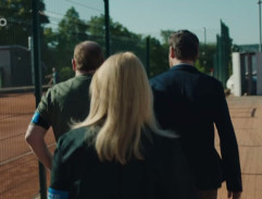 na tenisových kurtoch