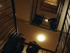 na schodoch domu Evy Kourovej