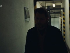 na chodbe Bezdekovej firmy