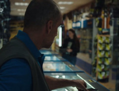 v obchode so zbraňami