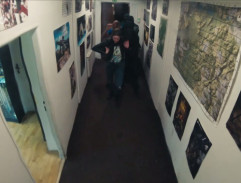 vchod do obchodu so zbraňami