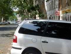 pred pavlačovým domom