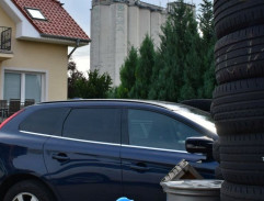 na dvore Bílkovej autodielne