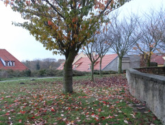 pred kostolom na zámku Na vyhlídce